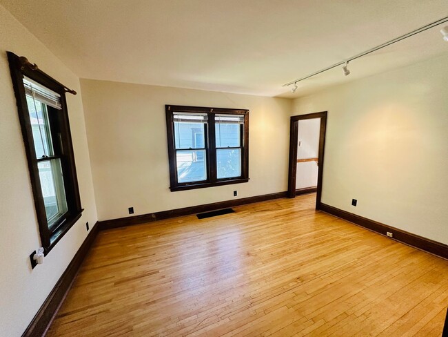 Building Photo - Charming 2-Bedroom Home with Hardwood Floo...