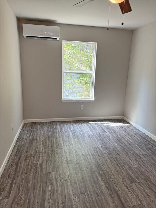 Building Photo - 220 St Croix Dr
