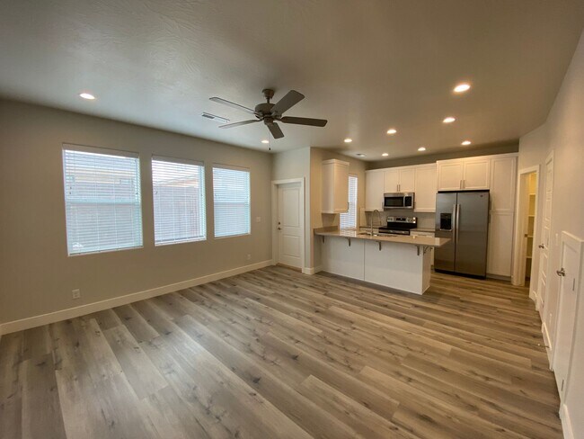 Building Photo - Mustang Townhome!!