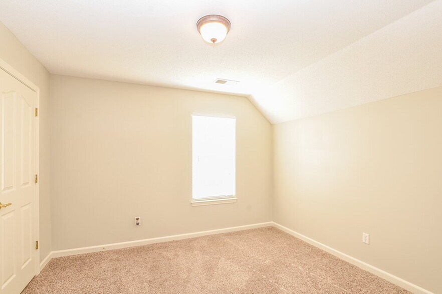 Building Photo - 2865 Pinnacle Dr