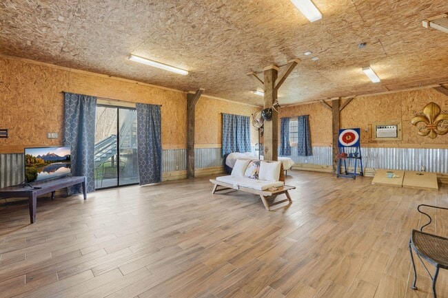 Building Photo - 360 S Lakeside Dr