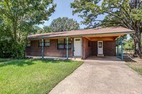 Building Photo - 3 Bedroom 1 Bathroom House in Texarkana, AR