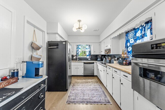 Building Photo - 162 Vassar Dr