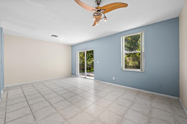 Building Photo - 10565 NW 57th Ct