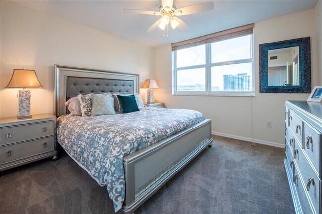 Building Photo - 347 N New River Dr E