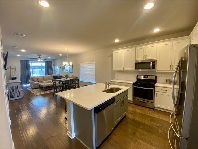 Building Photo - 332 Lacey Oak Lp