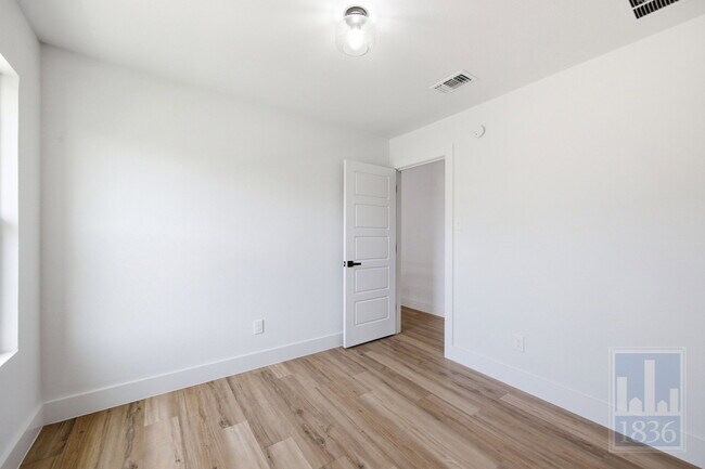 Building Photo - 3610 Alexandria Dr