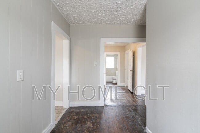 Building Photo - 1017 Holland Ave