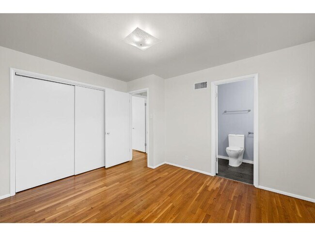 Building Photo - 718 Wenneker Dr