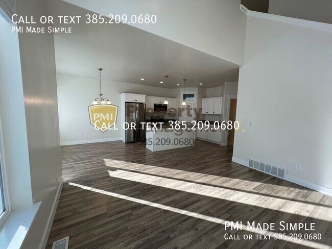 Building Photo - GORGEOUS & SPACIOUS Vineyard Townhome!