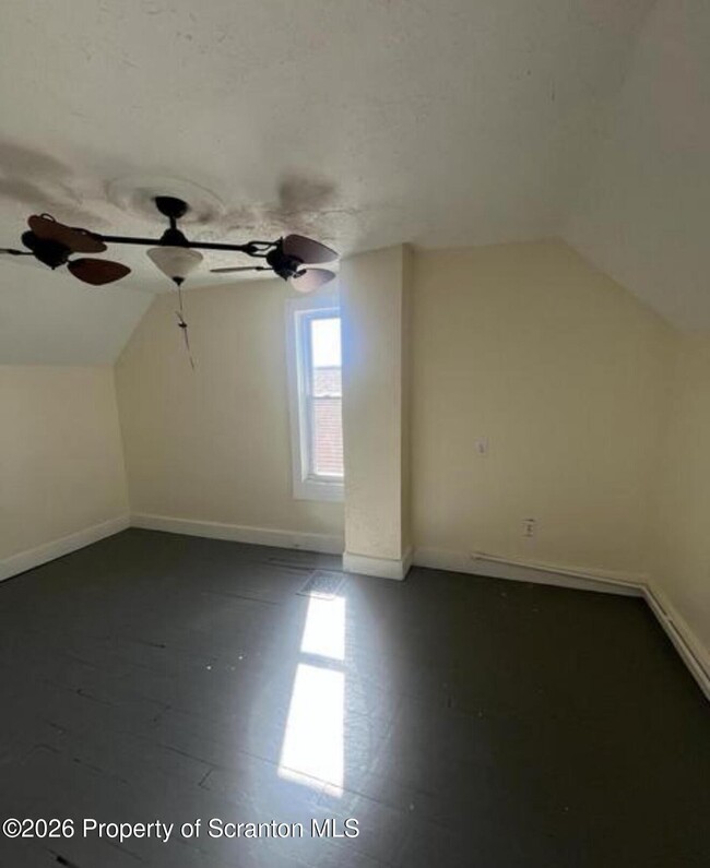 Building Photo - 1351 Capouse Ave