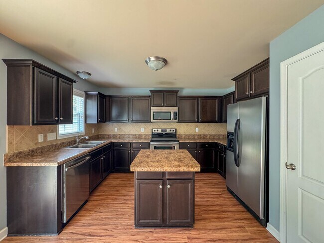 Building Photo - Beautifully Maintained 3 Bed 2.5 Bath West Gate Home