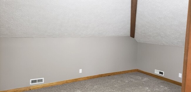 Building Photo - 3 bedroom 2 bath