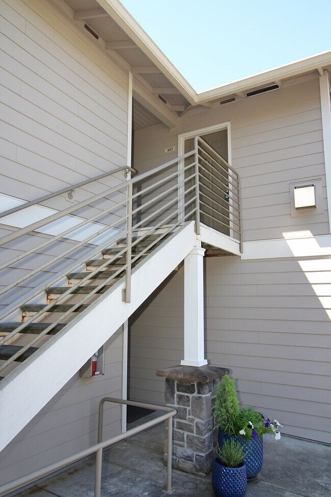 Building Photo - Light and Bright Remodeled Studio Condo in Convenient Bethany Location