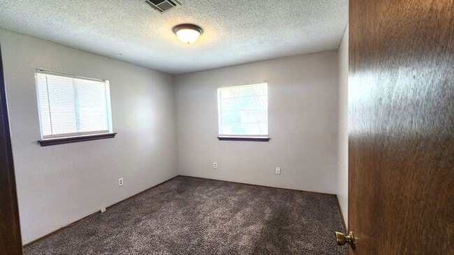 Building Photo - 3 Bed 1 Bath 1 Car Garage in the Leonhardt...