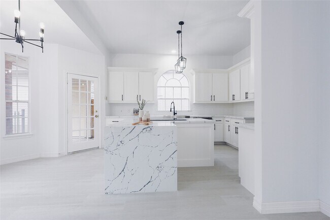 Building Photo - 17527 Sandy Cliffs Dr