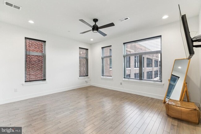 Building Photo - 2835 Edgemont St
