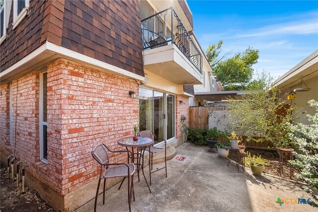 Building Photo - 619 Strings Dr