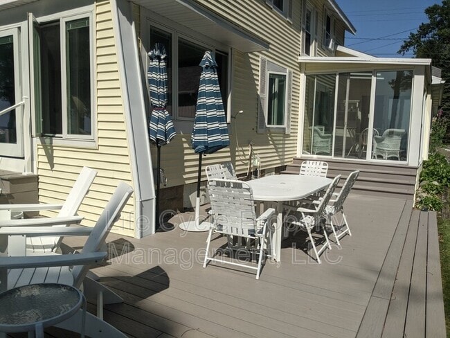 Building Photo - 2421 Lakefront Dr