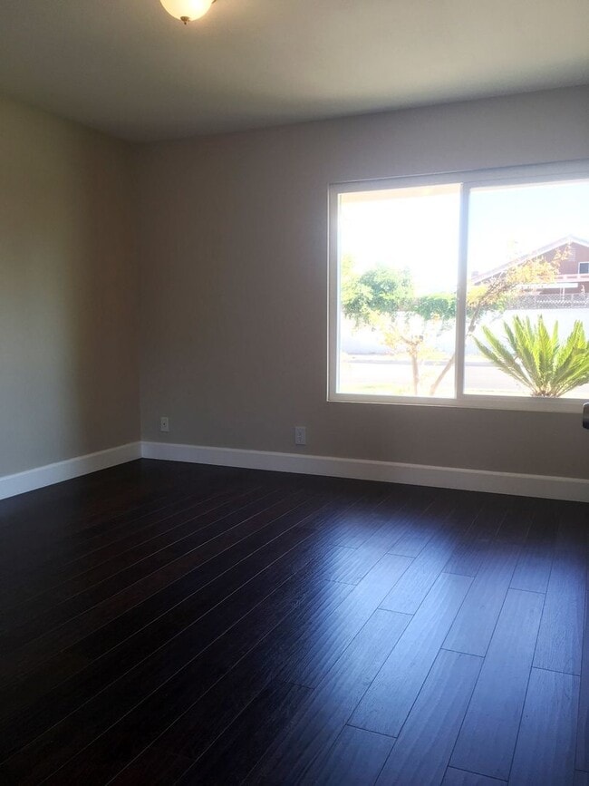 Building Photo - Single Story Stunner!