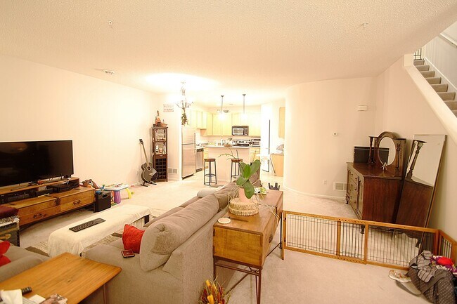 Building Photo - 10740 Town Square Dr NE