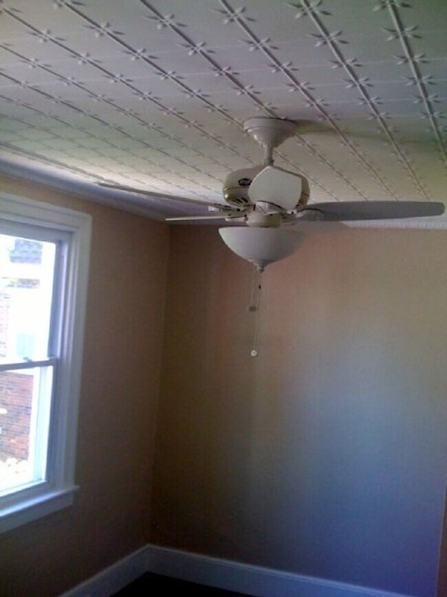 Building Photo - Large Renovation in South Side Flats! A/C,...