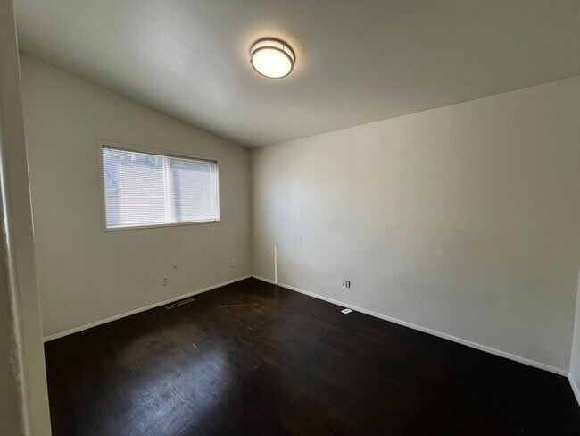 Building Photo - Three Bedroom House