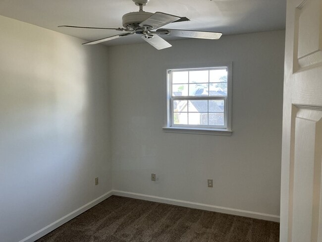 Building Photo - 114 W Shore Dr