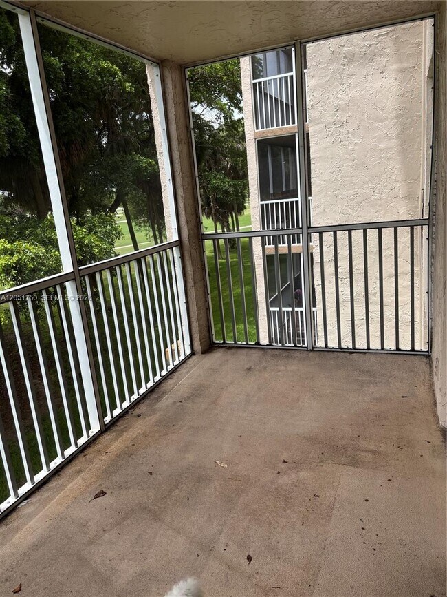 Building Photo - 250 Jacaranda Dr