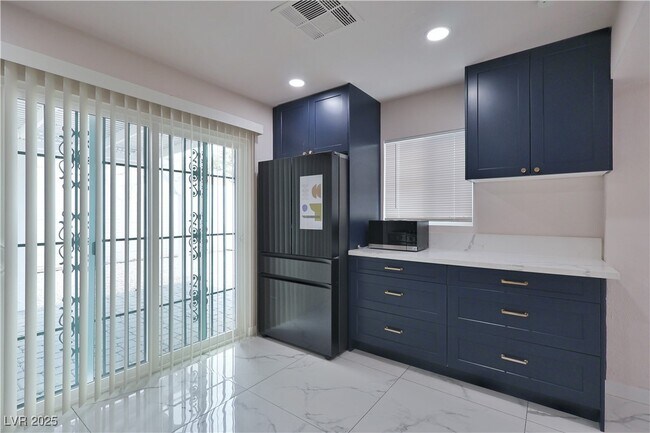 Building Photo - 4023 Cll Del Sol