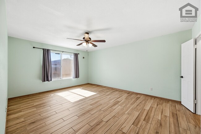 Building Photo - 2Bed/1.5Bath Townhouse at Olive Ave/63rd Ave! Ready for Immediate Move-In!