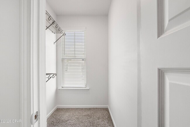 Building Photo - 413 Raven Ln