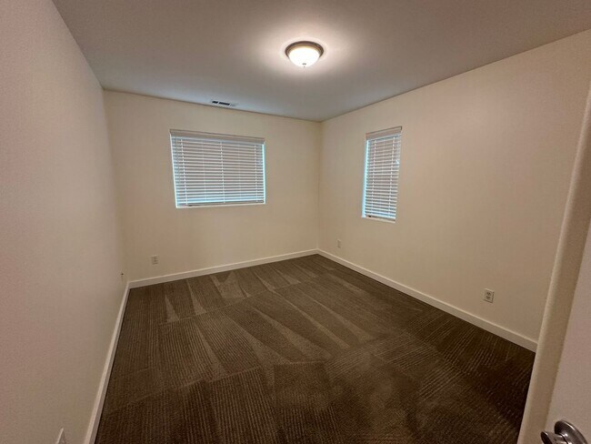 Building Photo - Application Pending - 3 Bedroom Townhouse For Rent In Hood River