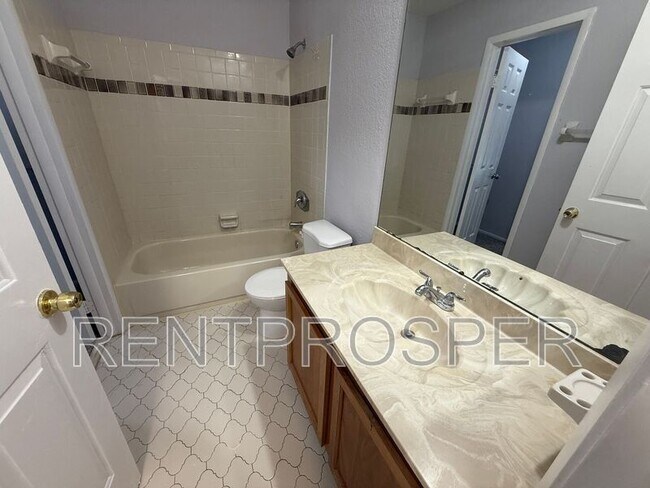 Building Photo - 3944 Versailles Dr
