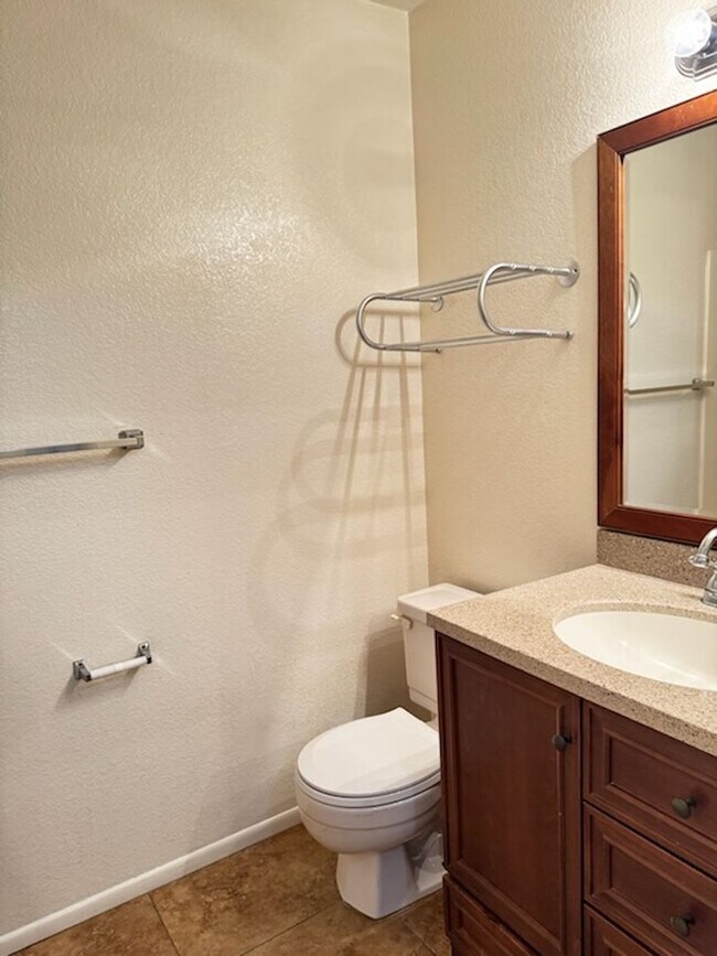 Building Photo - 2 Bedroom Chandler Condo Rental