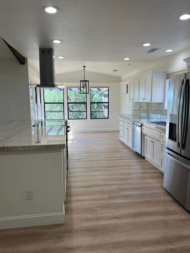 Building Photo - Beautiful Updated West Redding Home!