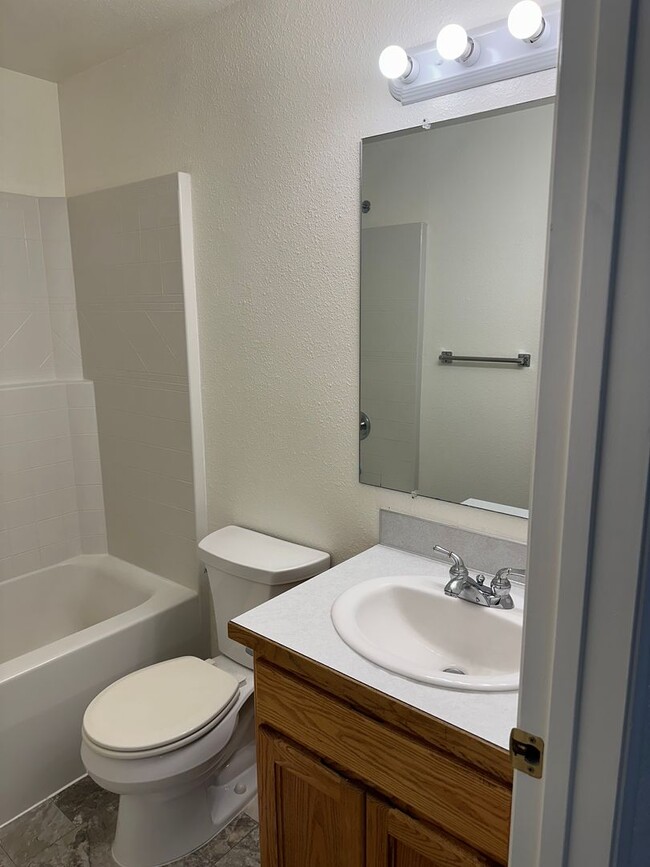 Building Photo - Updated 2 bedroom 2 bath triplex in Spring...