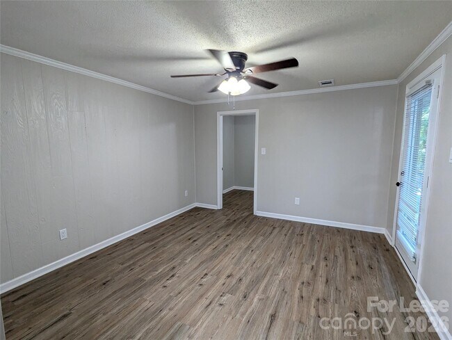 Building Photo - 3208 Charlotte Hwy