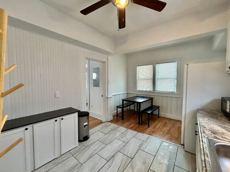 Building Photo - 3960 3 Mile Dr