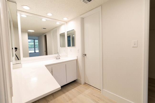 Building Photo - 4007 N Cypress Dr