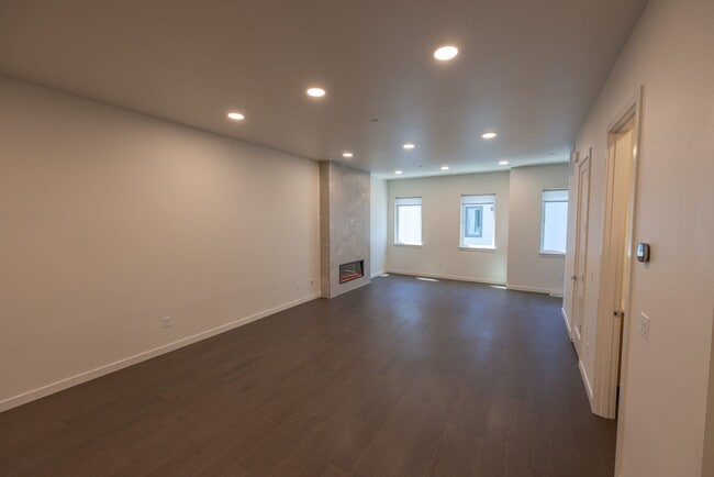 Building Photo - Riverside Townhomes - Waterfront Living in...