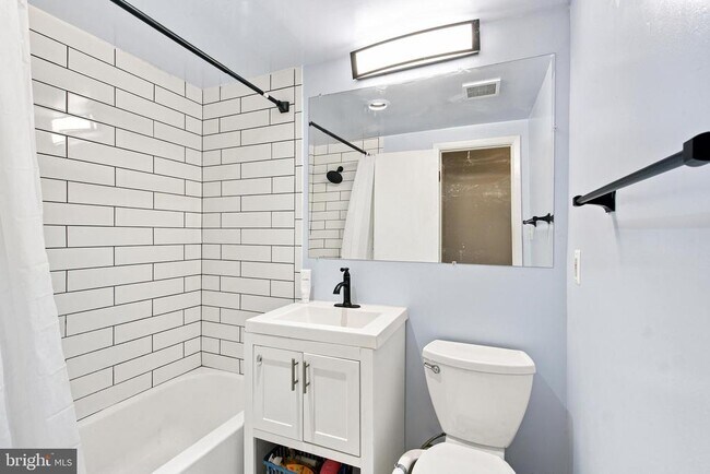Building Photo - 3814 Lyndhurst Dr
