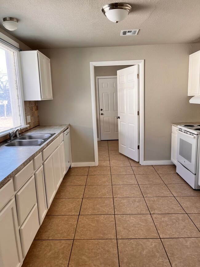 Building Photo - 1123 W Maple Ave