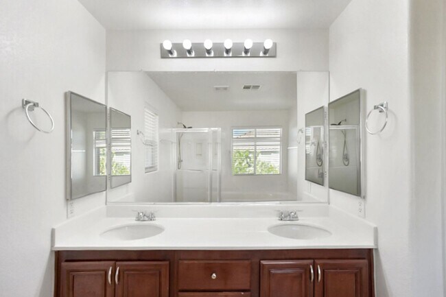 Building Photo - 3 Bed and Loft Summerlin Beauty