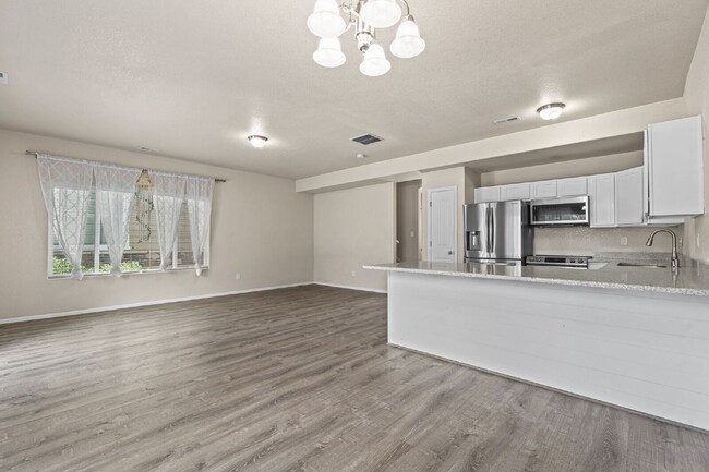 Building Photo - Updated 3-Bedroom Townhome with Private Ya...
