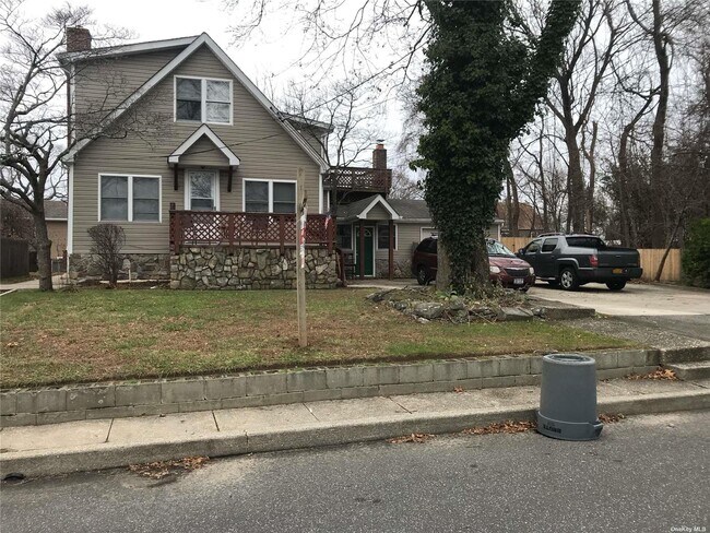 Primary Photo - 10 Lakeview Dr