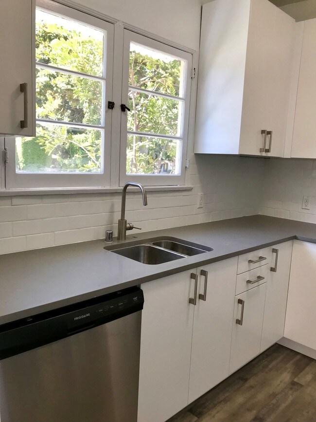 Building Photo - 1050 S Genesee Ave