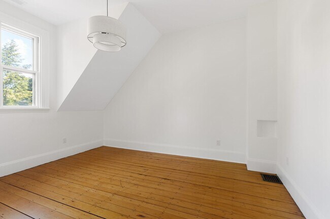 Building Photo - 33 Brewster St