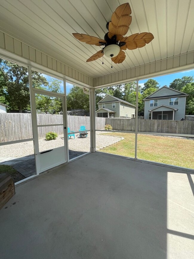 Building Photo - 3 Bedroom 3 Bathroom in Haymount! Pets okay