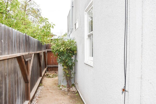 Building Photo - Palm (817-819)